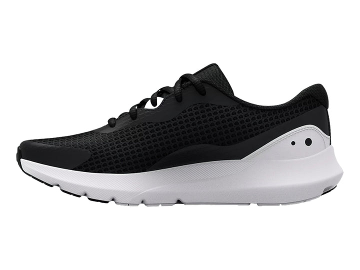 Tenis deportivos Under Armour Surge 3 en color negro con suela blanca y logotipo blanco lateral.