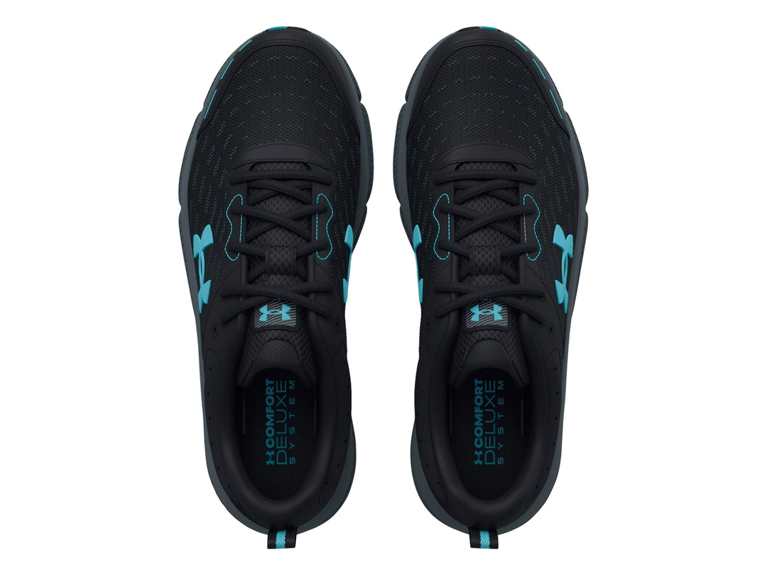 Tenis deportivos Under Armour color negro con suela gris y detalles en azul claro.