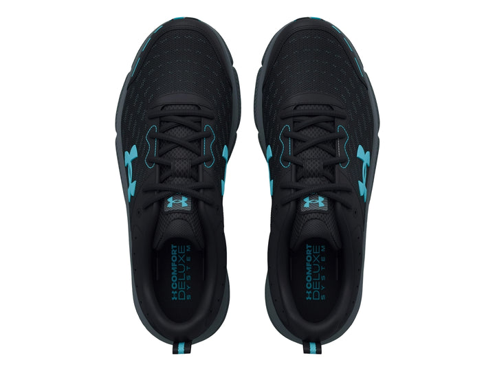 Tenis deportivos Under Armour color negro con suela gris y detalles en azul claro.