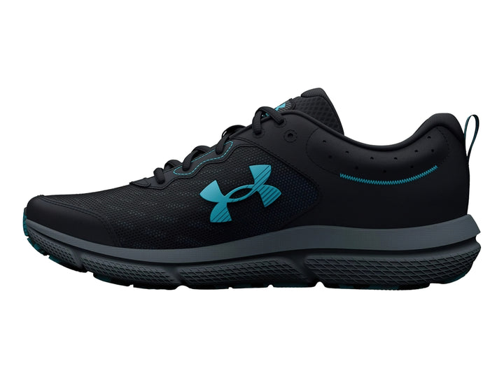 Tenis deportivos Under Armour color negro con suela gris y detalles en azul claro.