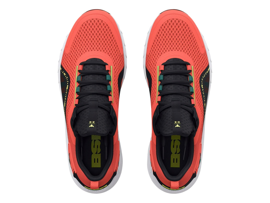 Tenis deportivos Under Armour Project Rock color naranja con suela blanca y detalles en negro y verde.