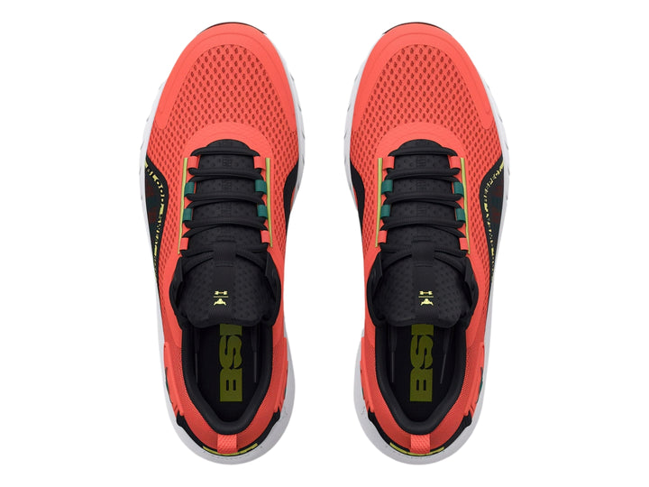 Tenis deportivos Under Armour Project Rock color naranja con suela blanca y detalles en negro y verde.