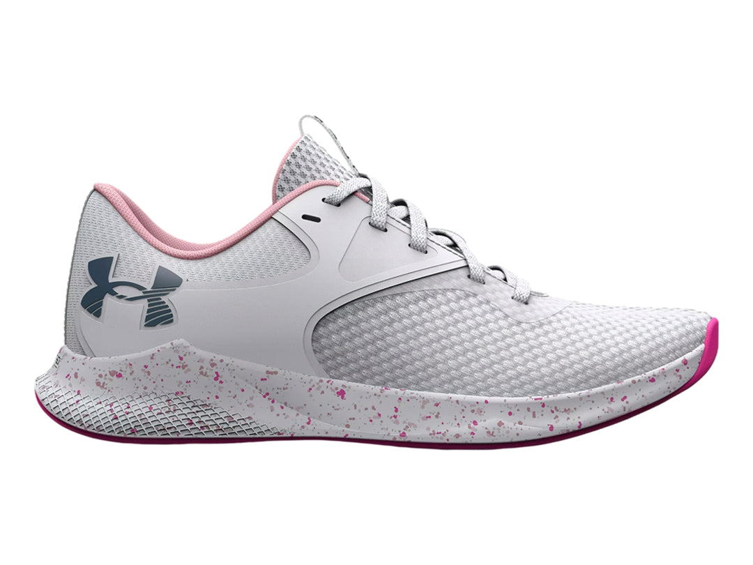 Tenis deportivos Under Armour color blanco con detalles en rosa y suela moteada.
