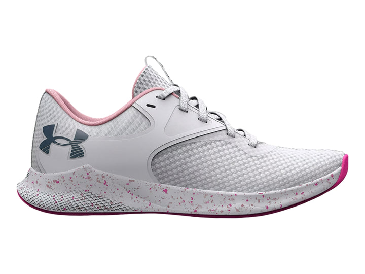 Tenis deportivos Under Armour color blanco con detalles en rosa y suela moteada.