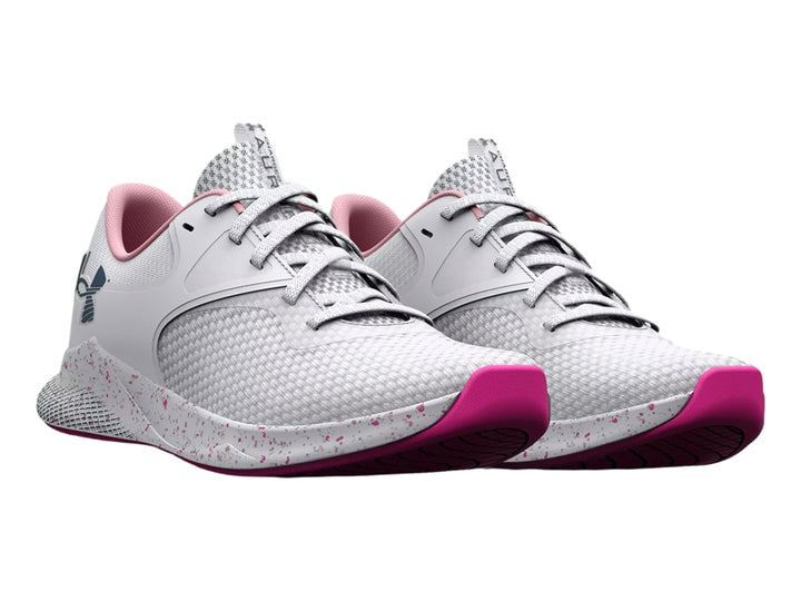 Tenis deportivos Under Armour color blanco con detalles en rosa y suela moteada.