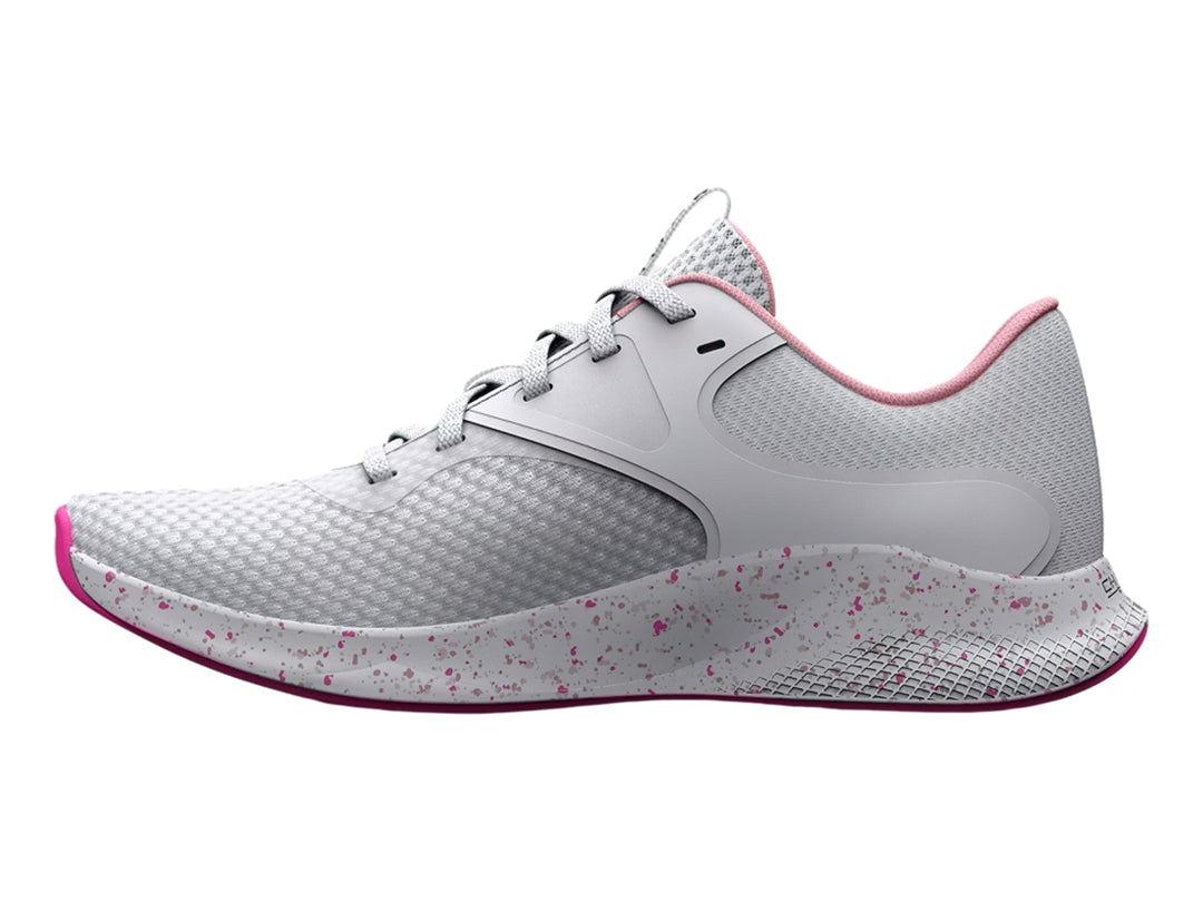 Tenis deportivos Under Armour color blanco con detalles en rosa y suela moteada.