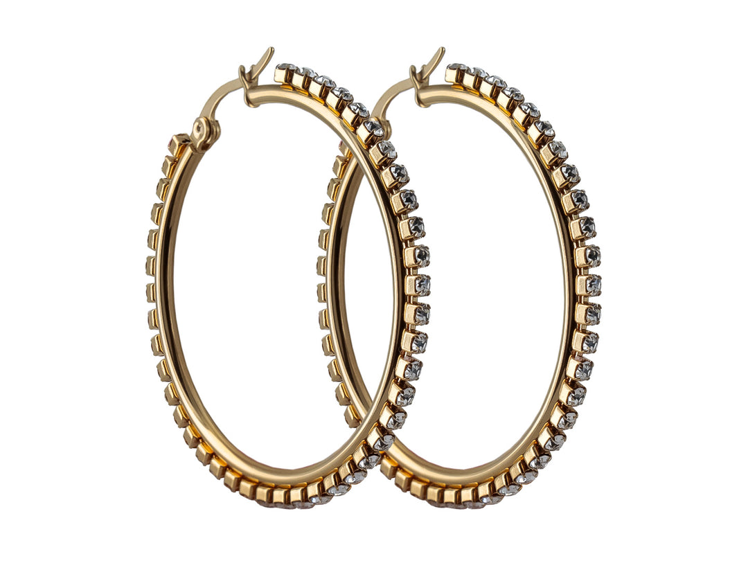 Par de aretes tipo arracada en color dorado con incrustaciones de circonias brillantes.