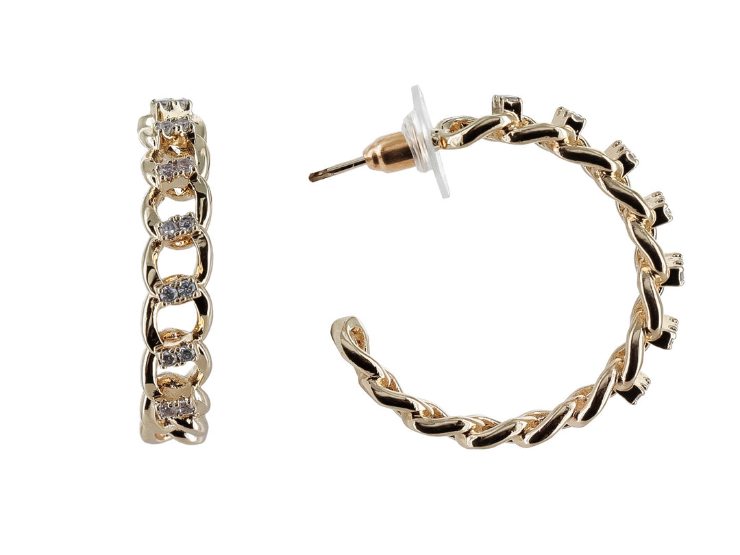 Par de aretes tipo argolla en color dorado con diseño de eslabones de cadena y detalles brillantes.
