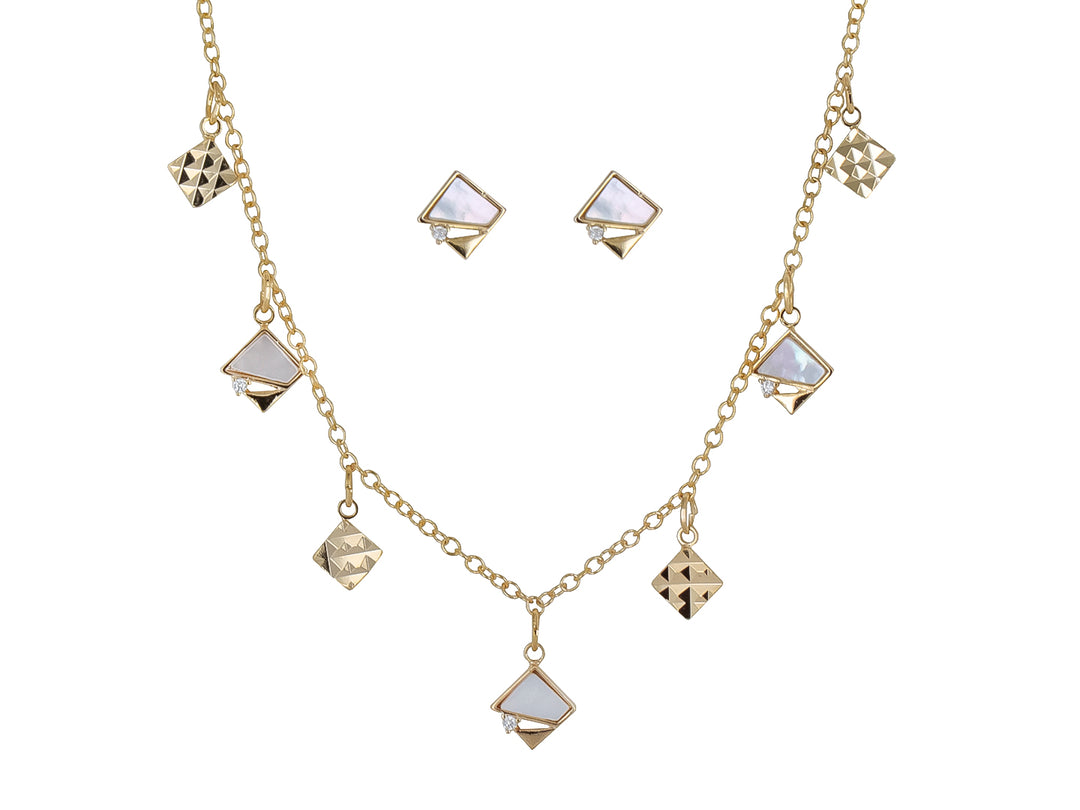 Set de joyería dorado compuesto por un collar y aretes con dijes cuadrados blancos y detalles brillantes.