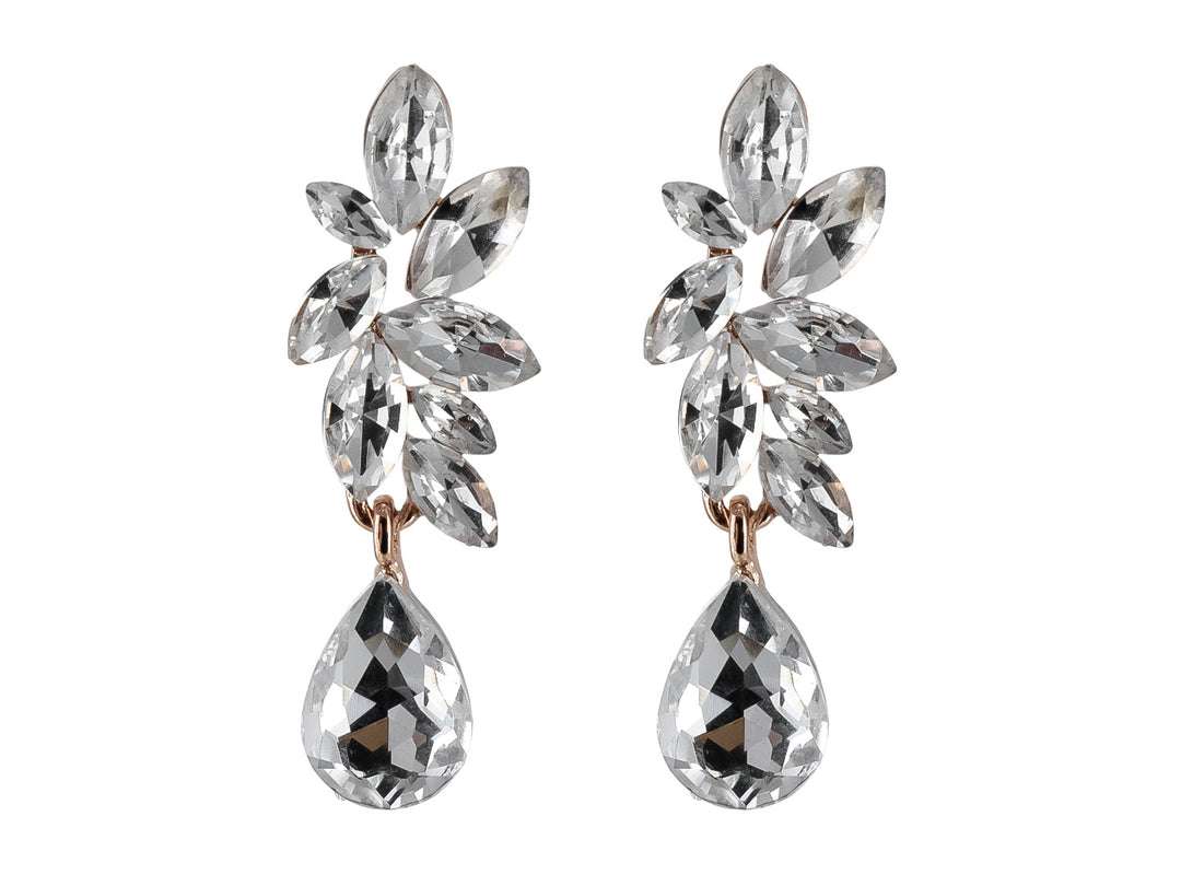Par de pendientes elegantes con cristales transparentes en forma de hoja y una gota colgante sobre base metálica.