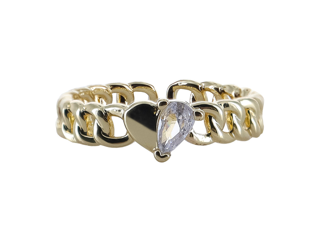 Anillo dorado con diseño de cadena y un dije central en forma de corazón con una piedra brillante blanca.