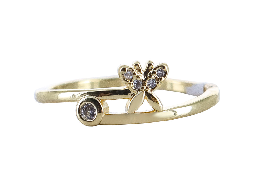 Anillo dorado con diseño de mariposa adornada con piedras brillantes y un detalle circular lateral.