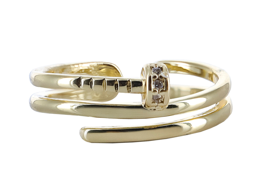 Anillo dorado con diseño entrelazado y un detalle central en forma de tornillo adornado con pequeñas piedras brillantes.