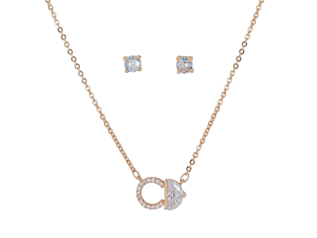 Set de joyería dorado compuesto por un collar con dije circular y aretes a juego con cristales brillantes.
