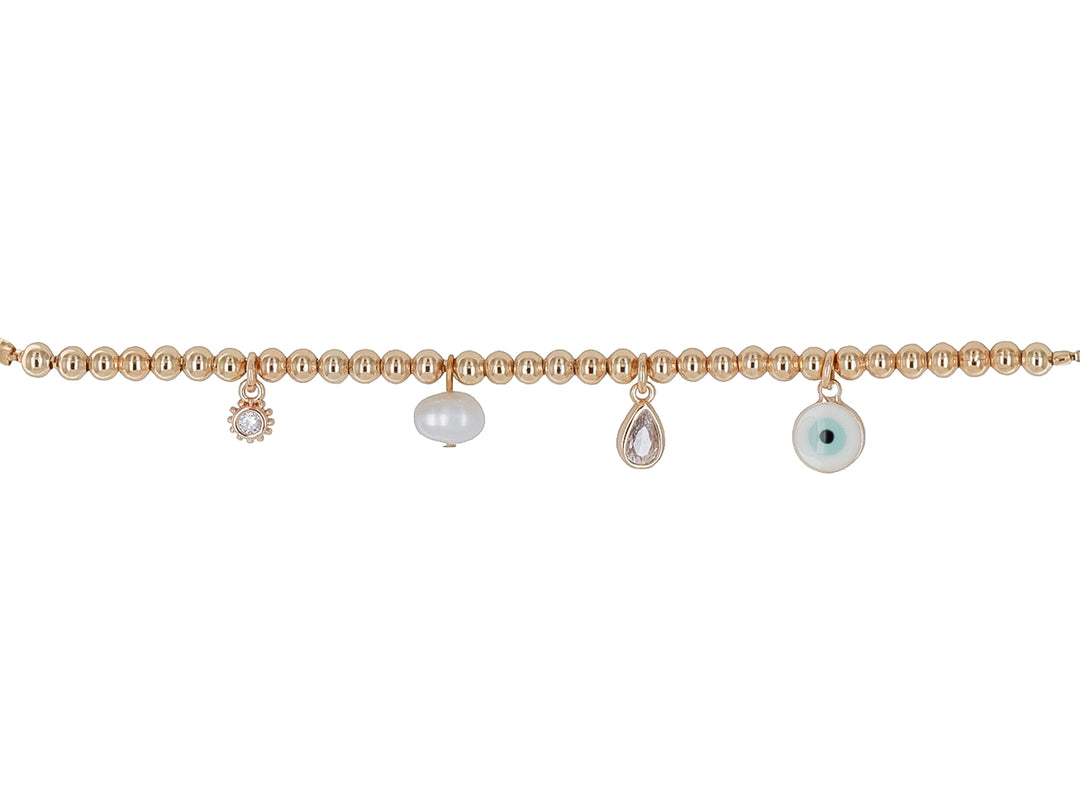 Pulsera dorada de cuentas con cuatro dijes colgantes: una estrella, una perla blanca, un cristal y un ojo turco.