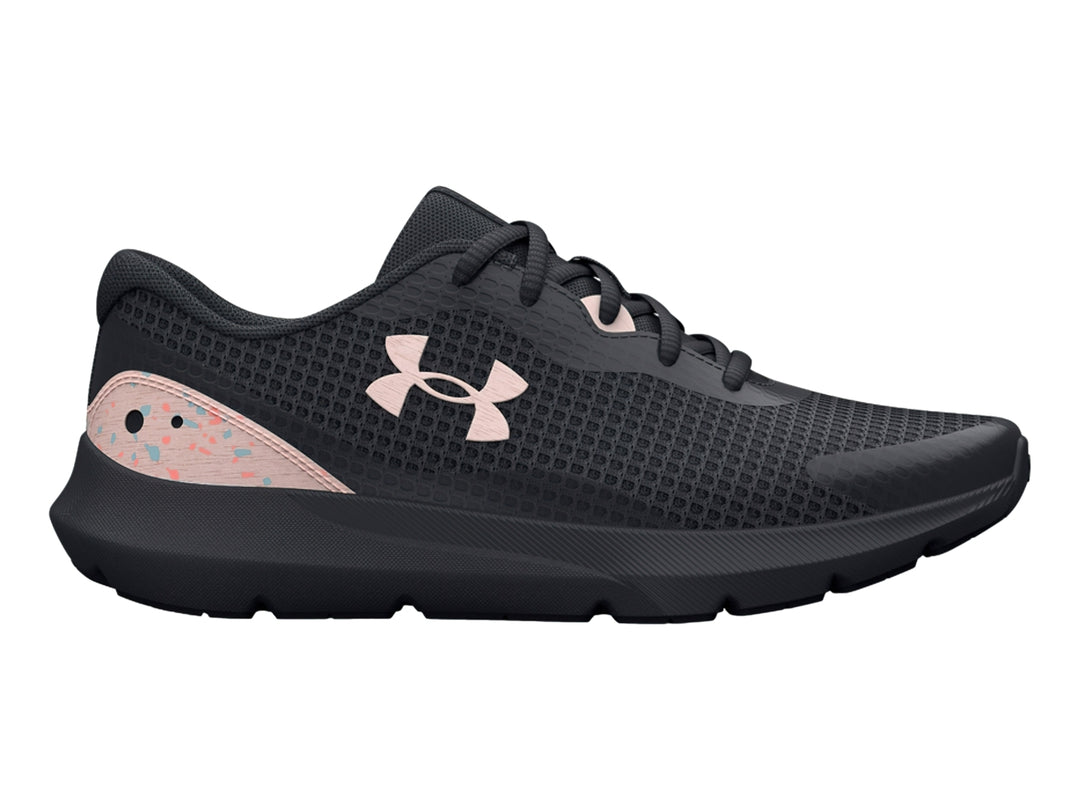 Tenis deportivos Under Armour color gris oscuro con detalles en rosa claro en el talón y logo lateral.