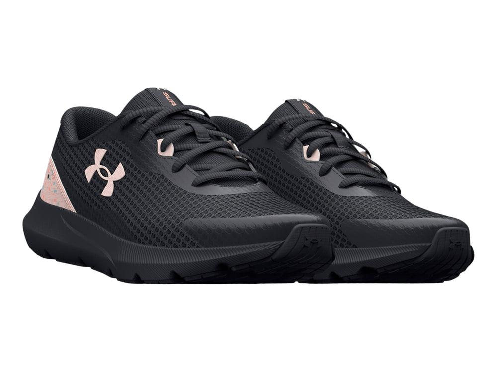 Tenis deportivos Under Armour color gris oscuro con detalles en rosa claro en el talón y logo lateral.