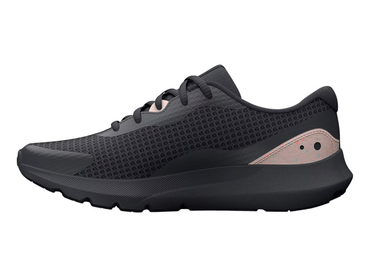 Tenis deportivos Under Armour color gris oscuro con detalles en rosa claro en el talón y logo lateral.