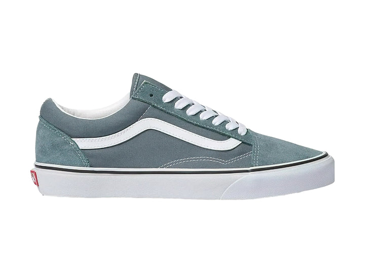 Tenis VANS Old Skool color gris azulado Stormy Weather con franja lateral y suela blanca.