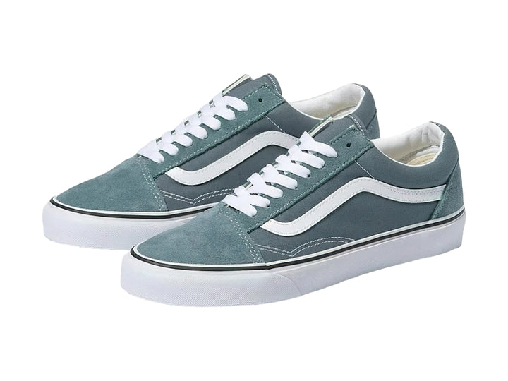 Tenis VANS Old Skool color gris azulado Stormy Weather con franja lateral y suela blanca.