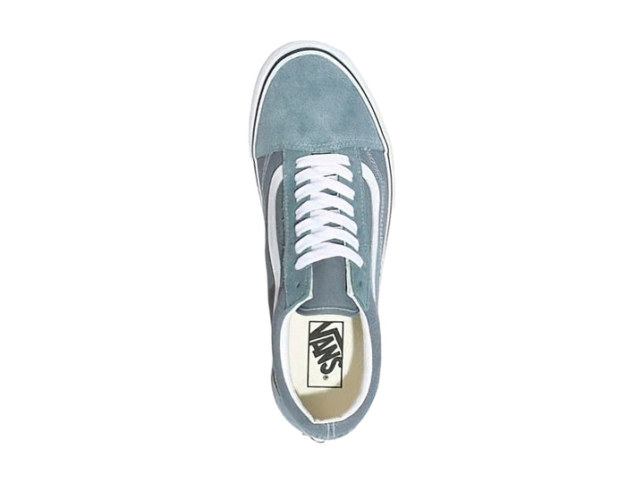 Tenis VANS Old Skool color gris azulado Stormy Weather con franja lateral y suela blanca.