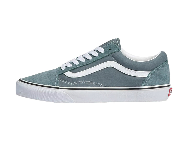 Tenis VANS Old Skool color gris azulado Stormy Weather con franja lateral y suela blanca.