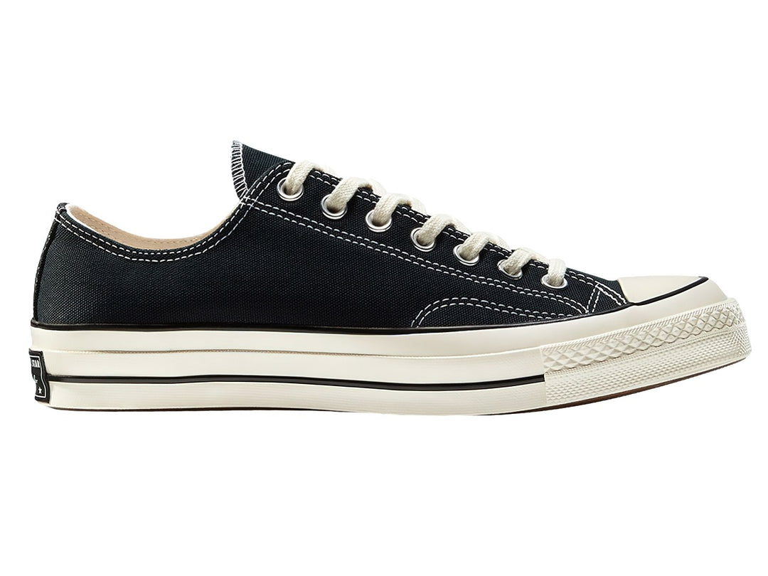 Tenis Converse Chuck Taylor All Star 70 color negro con suela y punta en tono blanco hueso, corte bajo.