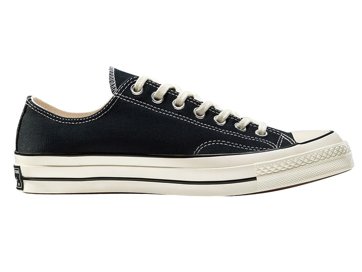 Tenis Converse Chuck Taylor All Star 70 color negro con suela y punta en tono blanco hueso, corte bajo.