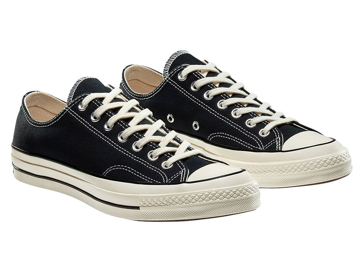 Tenis Converse Chuck Taylor All Star 70 color negro con suela y punta en tono blanco hueso, corte bajo.
