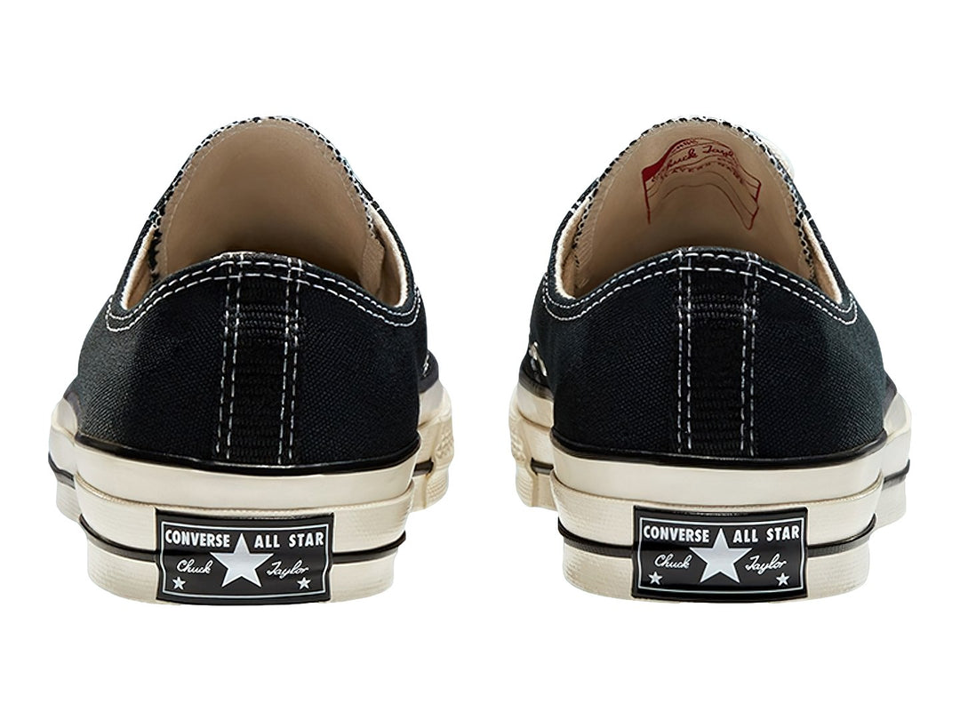 Tenis Converse Chuck Taylor All Star 70 color negro con suela y punta en tono blanco hueso, corte bajo.