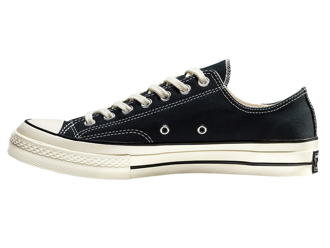 Tenis Converse Chuck Taylor All Star 70 color negro con suela y punta en tono blanco hueso, corte bajo.