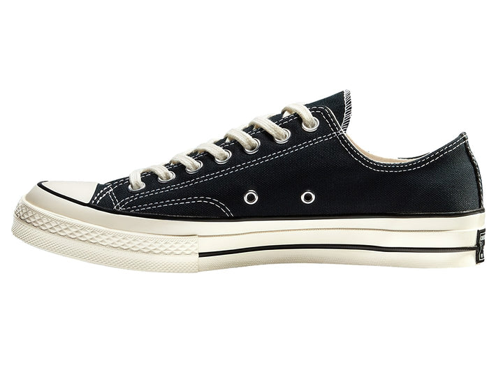 Tenis Converse Chuck Taylor All Star 70 color negro con suela y punta en tono blanco hueso, corte bajo.
