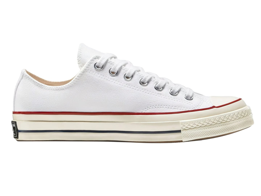 Tenis Converse Chuck Taylor All Star 70 OX color blanco egret, corte bajo con franjas roja y azul en la suela.