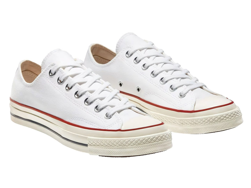 Tenis Converse Chuck Taylor All Star 70 OX color blanco egret, corte bajo con franjas roja y azul en la suela.