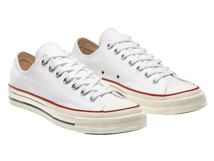 Tenis Converse Chuck Taylor All Star 70 OX color blanco egret, corte bajo con franjas roja y azul en la suela.