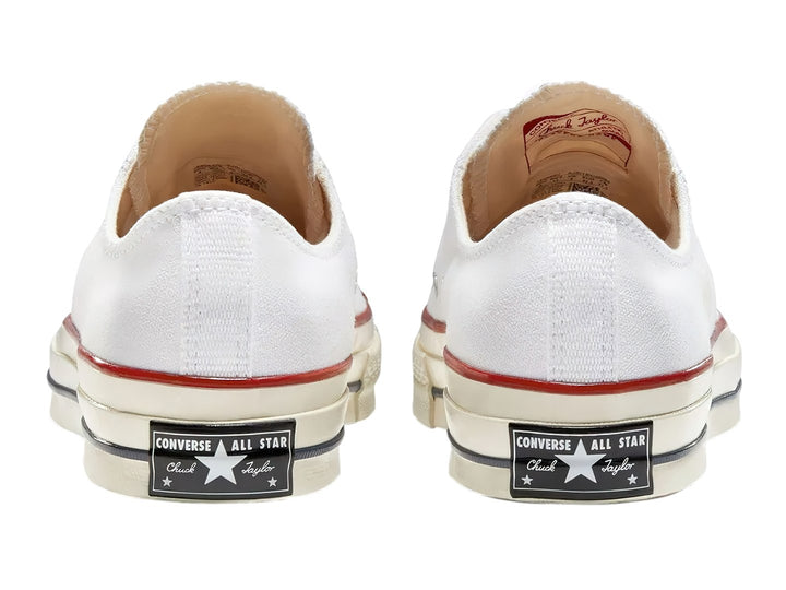 Tenis Converse Chuck Taylor All Star 70 OX color blanco egret, corte bajo con franjas roja y azul en la suela.