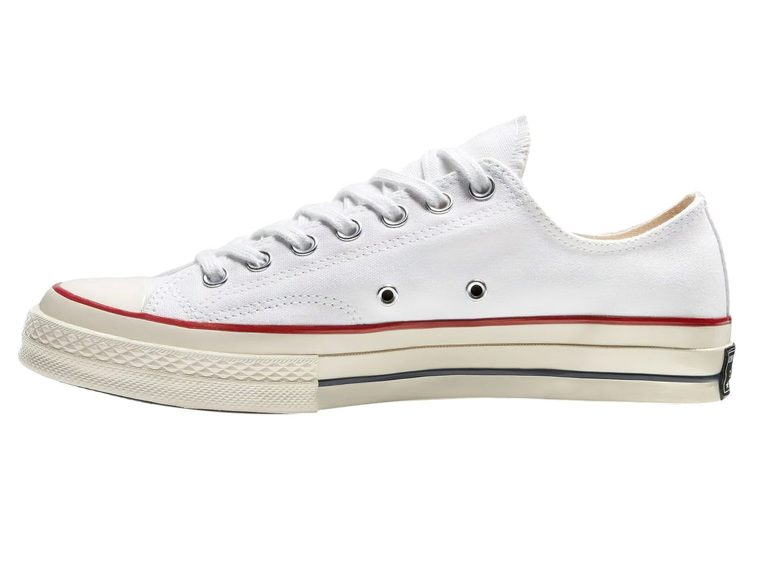 Tenis Converse Chuck Taylor All Star 70 OX color blanco egret, corte bajo con franjas roja y azul en la suela.