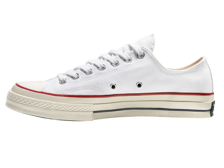 Tenis Converse Chuck Taylor All Star 70 OX color blanco egret, corte bajo con franjas roja y azul en la suela.