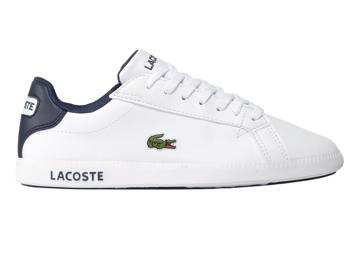 Tenis Lacoste blancos con detalles en azul marino y logotipo de cocodrilo verde en el lateral.