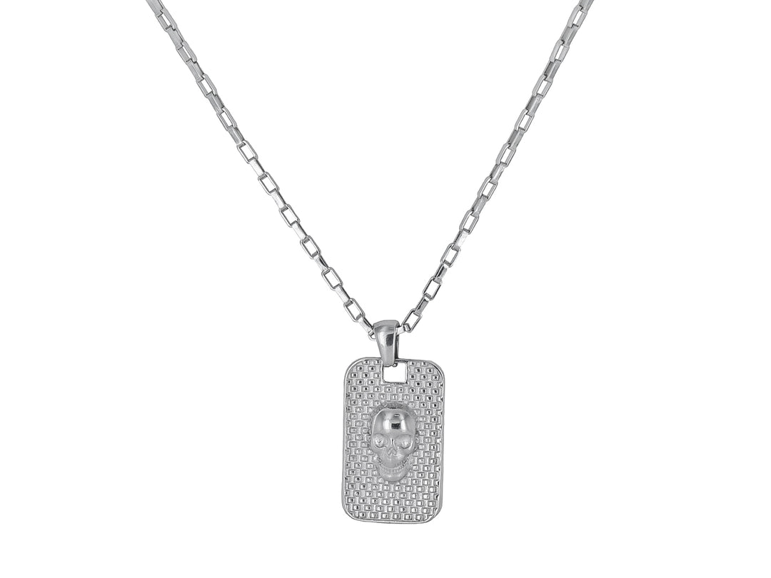 Collar de plata con dije rectangular que presenta un relieve de calavera en el centro.