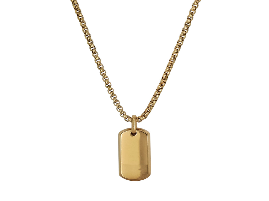 Collar de cadena dorada con dije rectangular tipo placa lisa y brillante para hombre.