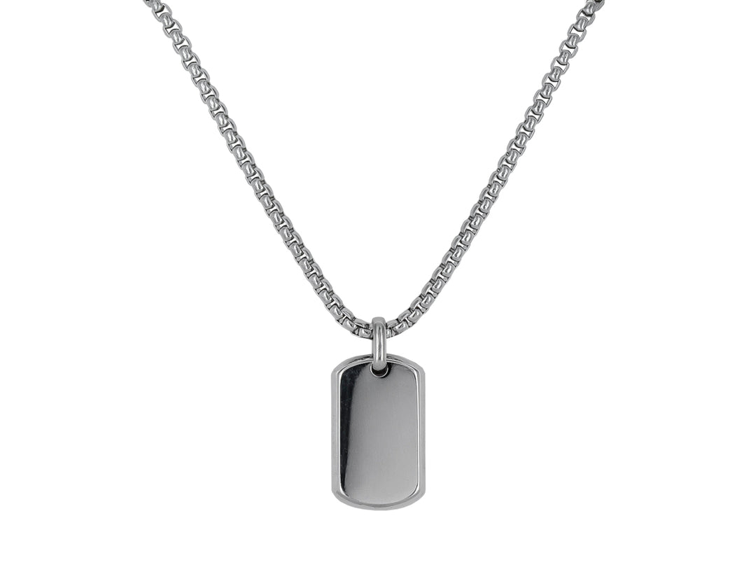 Collar de cadena plateada con dije en forma de placa rectangular lisa y brillante.
