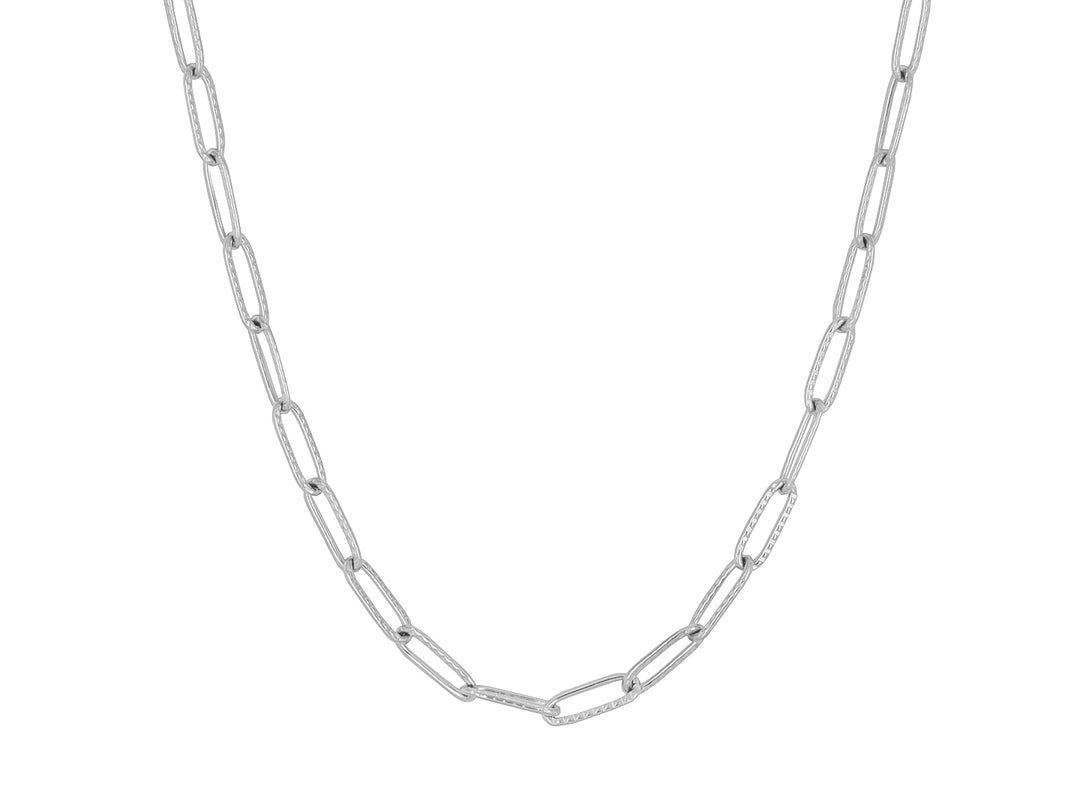 Collar de cadena con eslabones alargados en color plata brillante sobre fondo blanco.