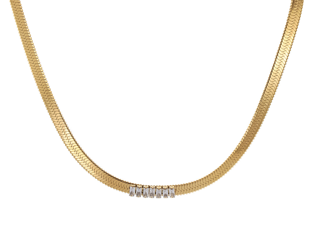 Collar de cadena dorada con detalles de piedras brillantes blancas en el centro sobre fondo blanco.
