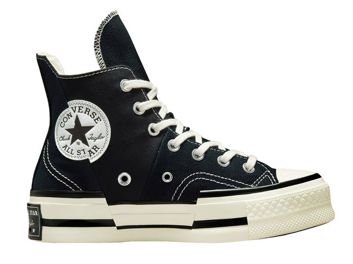 Tenis Converse Chuck Taylor All Star 70 Hi Plus color negro con suela blanca y franjas negras.