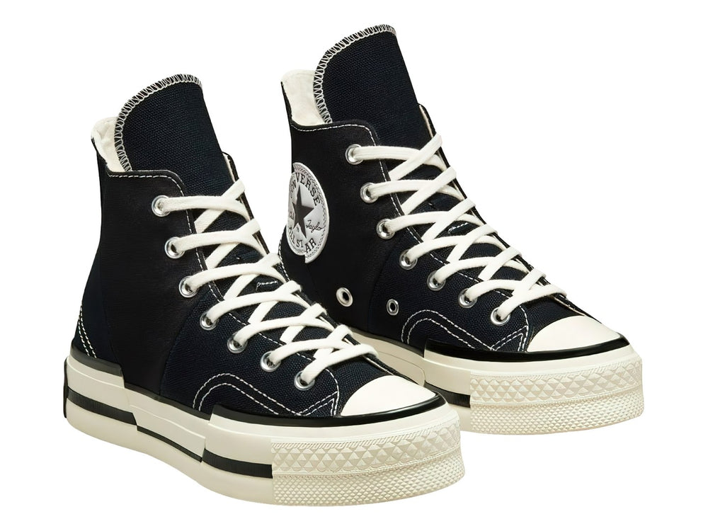 Tenis Converse Chuck Taylor All Star 70 Hi Plus color negro con suela blanca y franjas negras.