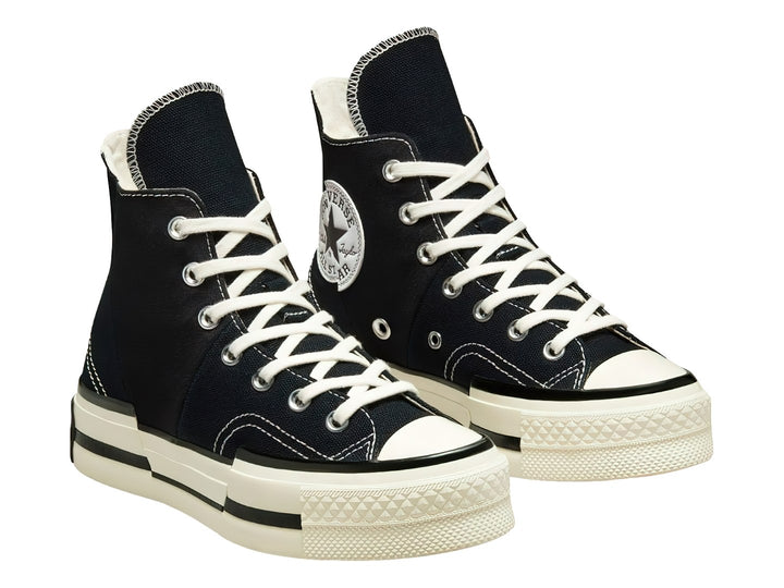 Tenis Converse Chuck Taylor All Star 70 Hi Plus color negro con suela blanca y franjas negras.