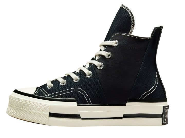 Tenis Converse Chuck Taylor All Star 70 Hi Plus color negro con suela blanca y franjas negras.