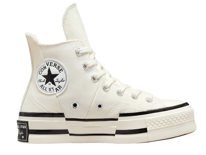 Tenis Converse Chuck Taylor All Star 70 HI Plus color blanco hueso con suela de plataforma y detalles en negro.