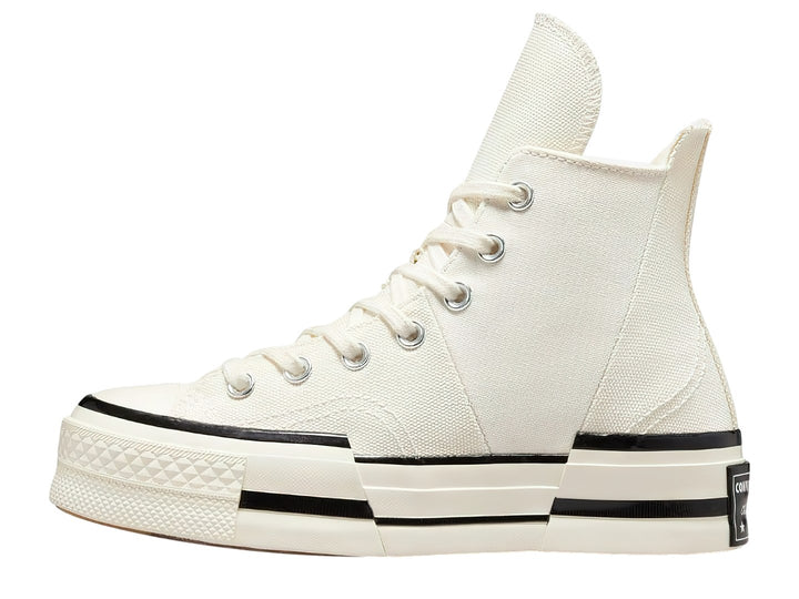 Tenis Converse Chuck Taylor All Star 70 HI Plus color blanco hueso con suela de plataforma y detalles en negro.